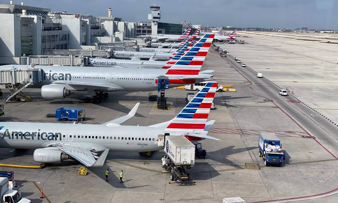 Frota de aeronaves da American Airlines posicionada nos portões de um aeroporto