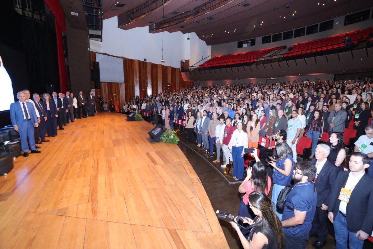 Autoridades perfiladas no palco durante a abertura solene do 28º ENACOR e 51ª RAPv