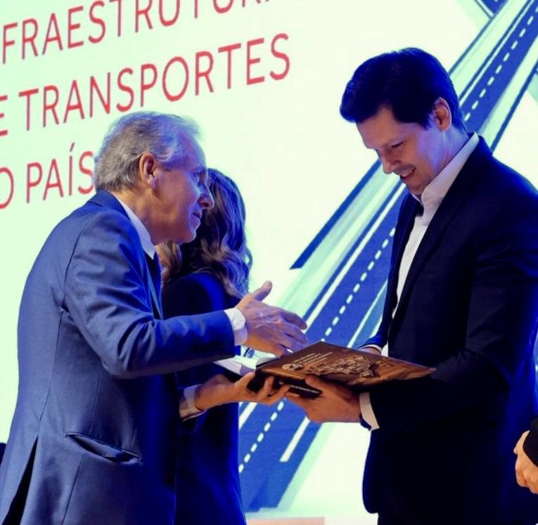 Riumar dos Santos entrega o livro comemorativo dos 30 anos ao governador Daniel Vilela