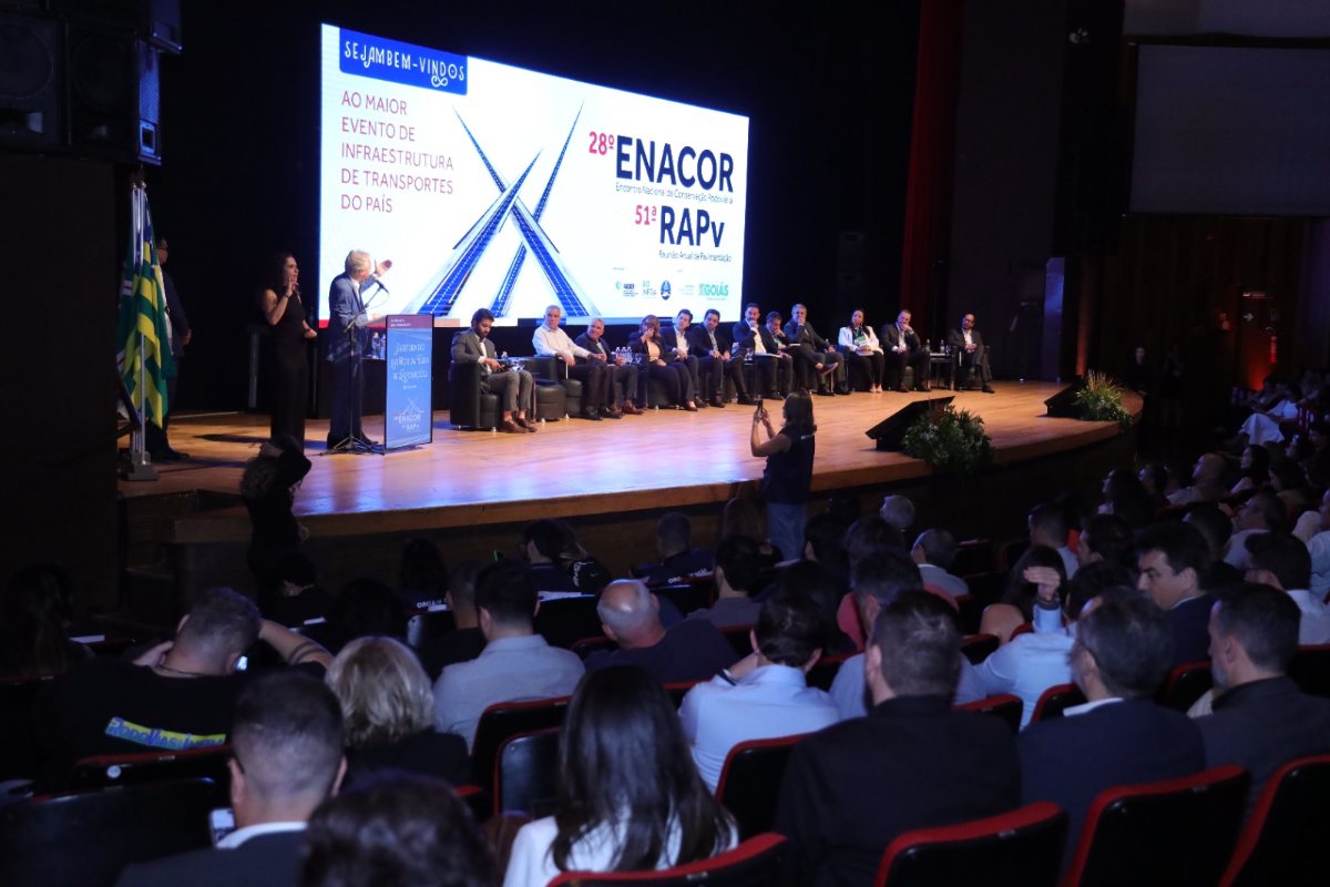 Mesa de abertura do 28º ENACOR e 51ª RAPv no palco do Centro de Convenções de Goiânia