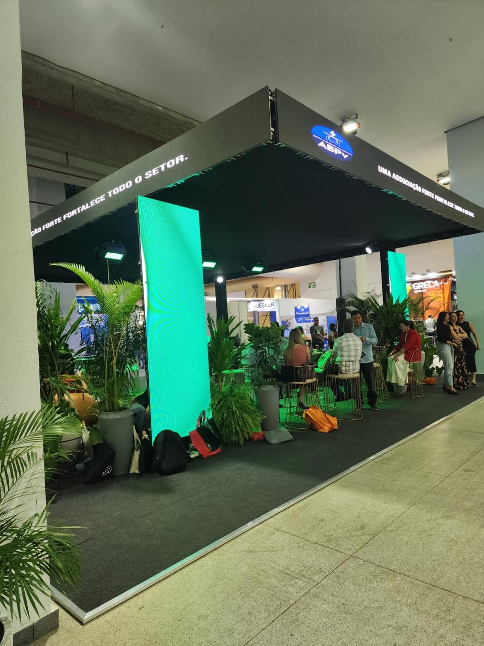 Estande com ambientação verde e painéis de LED na Expo ENACOR RAPv