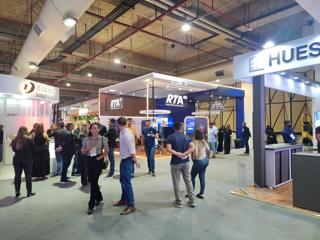 Visitantes circulam entre os estandes da Expo ENACOR RAPv, no Centro de Convenções de Goiânia