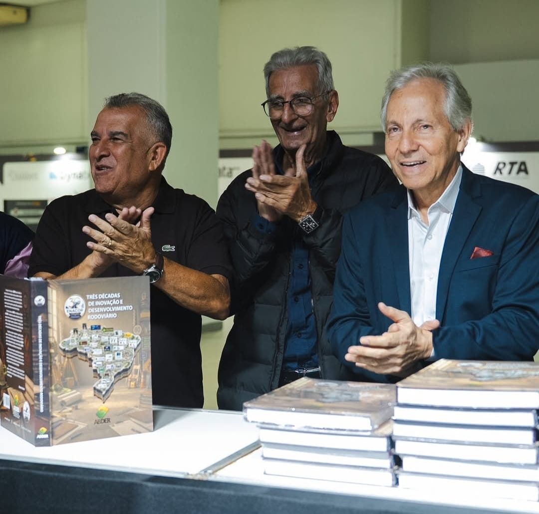 Autores e convidados aplaudem na cerimônia de lançamento do livro dos 30 anos do ENACOR