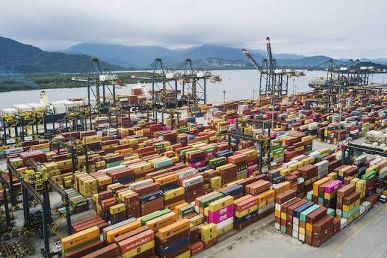 Vista aérea do Porto de Santos, com pátio de contêineres, cais e navios