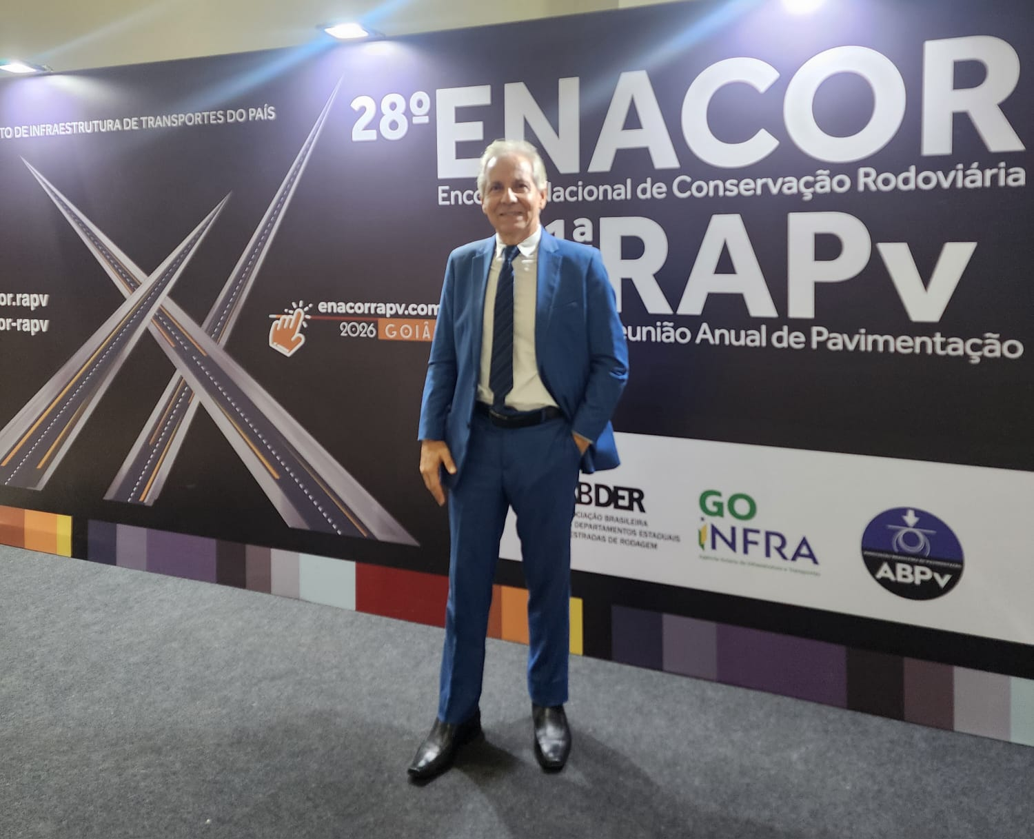 Riumar dos Santos, idealizador do ENACOR, diante do painel do 28º ENACOR / 1ª RAPv em Goiânia